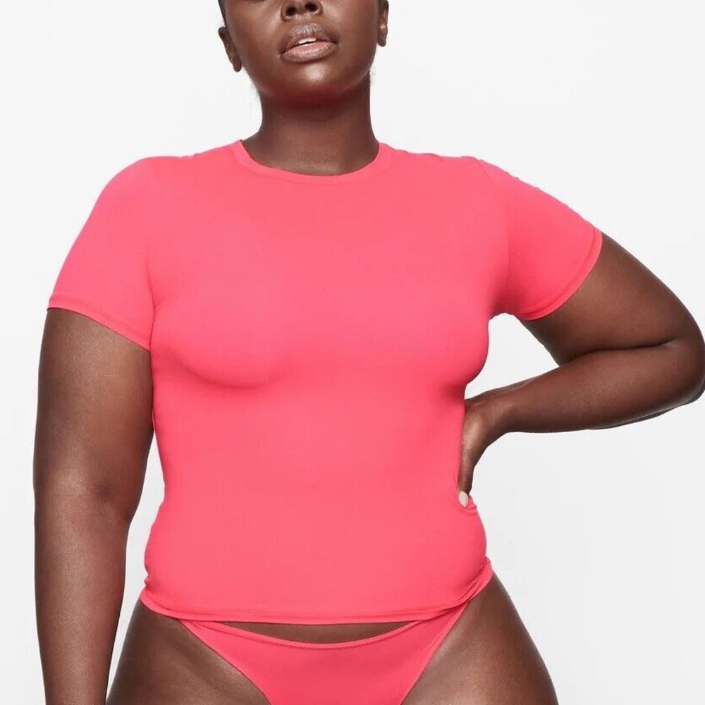 SKIMS: FITS EVERYBODY T-SHIRT | ULTRA PINK size 2X. Limited edition color. RARE